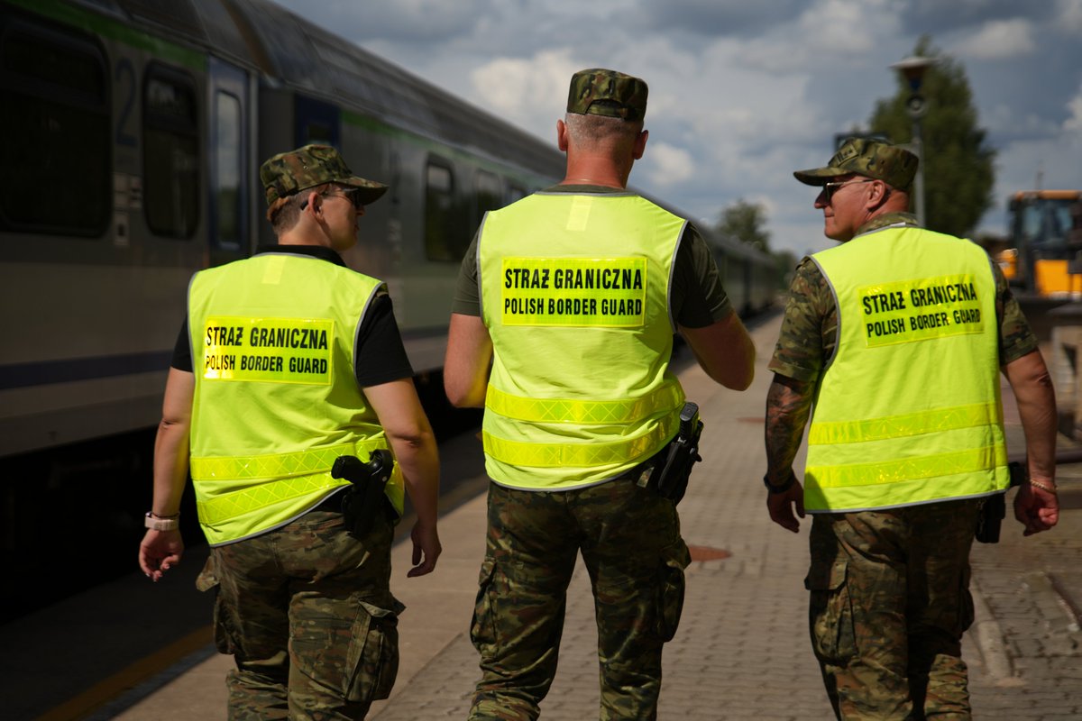 Straz_Graniczna's tweet image. W ramach tymczasowo przywróconych kontroli granicznych na granicy 🇵🇱🇱🇹funkcjonariusze #PodlaskiOddziałSG wraz z innymi służbami sprawdzają samochody i pociągi wjeżdżające do Polski 🇵🇱.
#BezpiecznaGranica