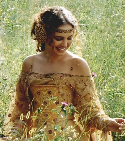 sunhaze7's tweet image. She was so Padme here #5yearsoffolklore