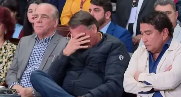 sensacionalista's tweet image. Bolsonaro chora ao se lembrar que na cadeia não tem morango do amor