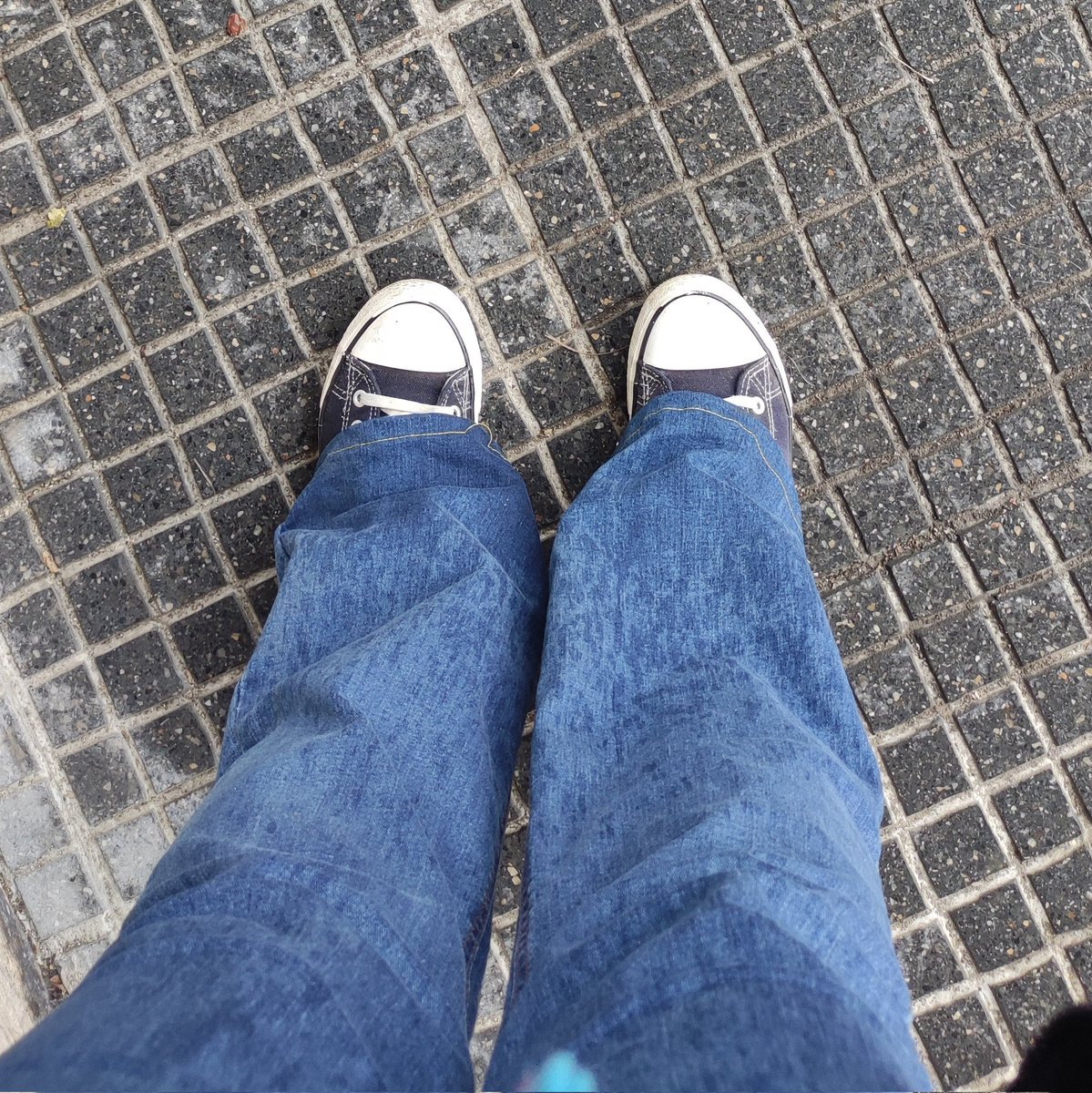 morketoz's tweet image. "usaré las converse pq se ven mejor con el pantalón!!!" JOJO HAVE U LEARN NOTHING