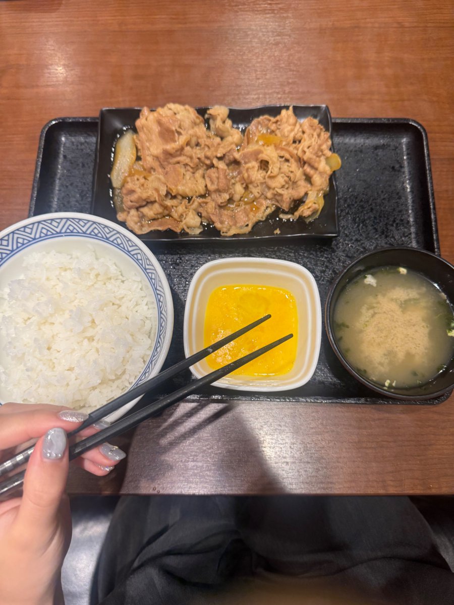 Bw04U's tweet image. 総資産1,100万円23歳独身OLの夕飯
吉野家は基本大盛り。ありですか？
