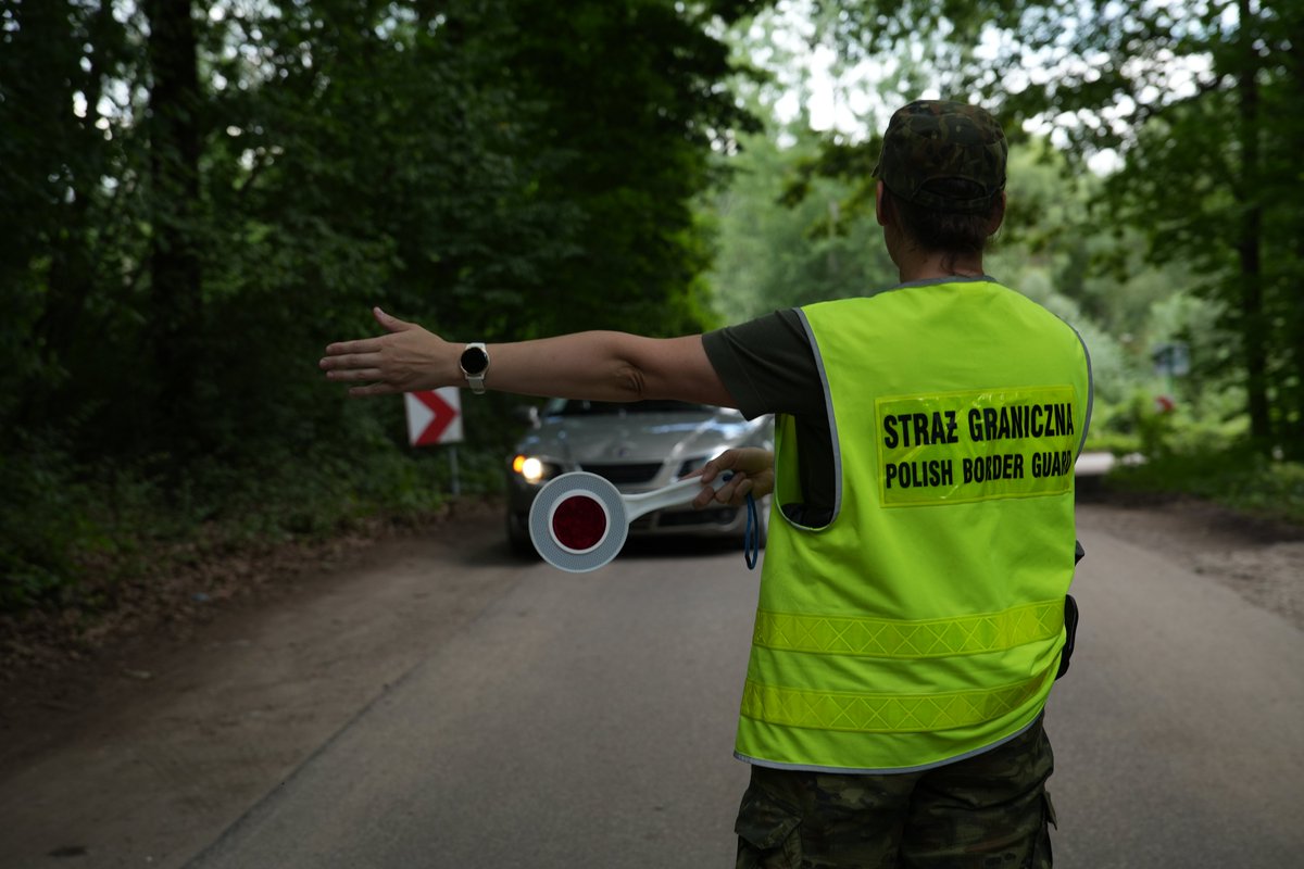 Straz_Graniczna's tweet image. W ramach tymczasowo przywróconych kontroli granicznych na granicy 🇵🇱🇱🇹funkcjonariusze #PodlaskiOddziałSG wraz z innymi służbami sprawdzają samochody i pociągi wjeżdżające do Polski 🇵🇱.
#BezpiecznaGranica
