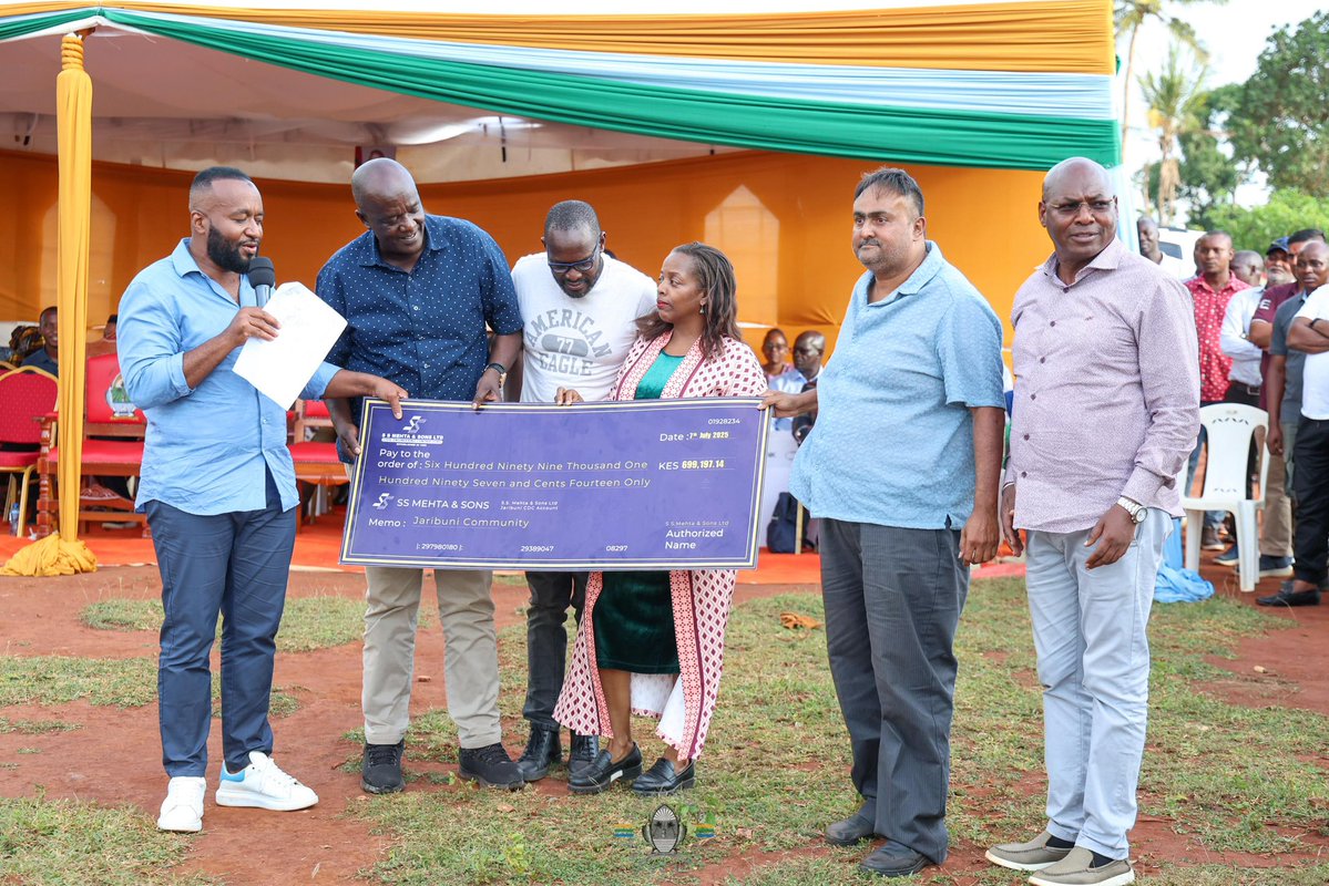 Gideon M. Mung'aro, OGW (@gideonmungarom) on Twitter photo Presented cheques to several Common Interest Groups (CIGs) to boost local economic empowerment initiatives. <a href="/HassanAliJoho/">Hassan Ali Joho, EGH.</a>
#HapaKaziTu Presented cheques to several Common Interest Groups (CIGs) to boost local economic empowerment initiatives. <a href="/HassanAliJoho/">Hassan Ali Joho, EGH.</a>
#HapaKaziTu