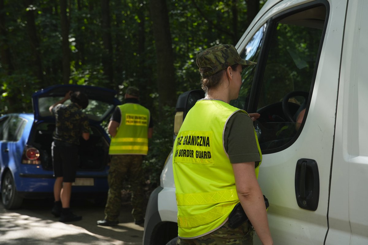 Straz_Graniczna's tweet image. W ramach tymczasowo przywróconych kontroli granicznych na granicy 🇵🇱🇱🇹funkcjonariusze #PodlaskiOddziałSG wraz z innymi służbami sprawdzają samochody i pociągi wjeżdżające do Polski 🇵🇱.
#BezpiecznaGranica