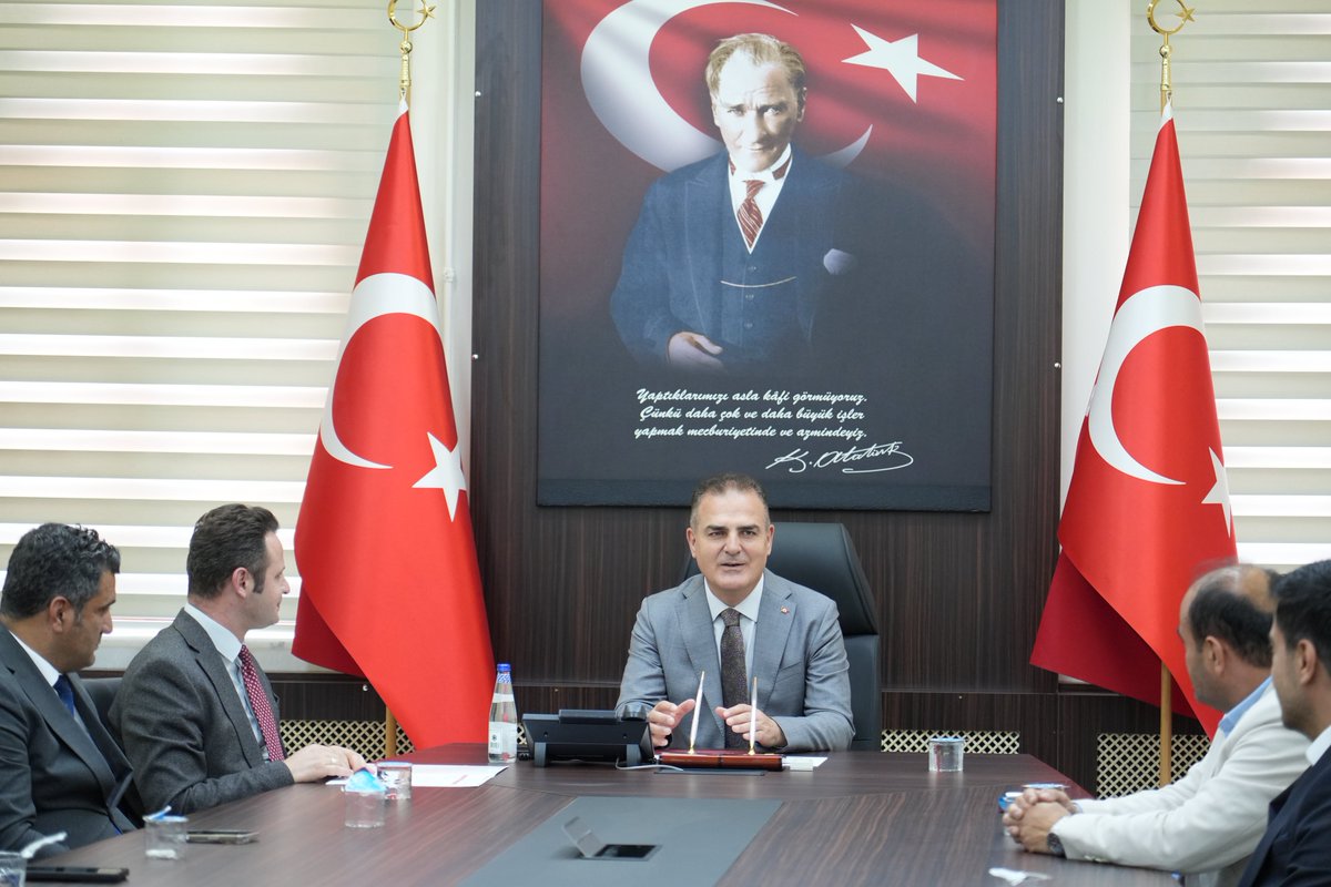 VALİMİZ SAYIN DR. İDRİS AKBIYIK, LGS ŞAMPİYONLARINI KABUL ETTİ

Valimiz Sayın Dr. İdris AKBIYIK, 2025 Liselere Geçiş Sistemi (LGS) sınavında 500 tam puan alarak Türkiye Birincisi olan öğrencilerimiz Doruk MACİT, Ömer Faruk ÇOLAK, Çağan AKDENİZLİ ve Berat Efe BİÇİCİ’yi, Millî