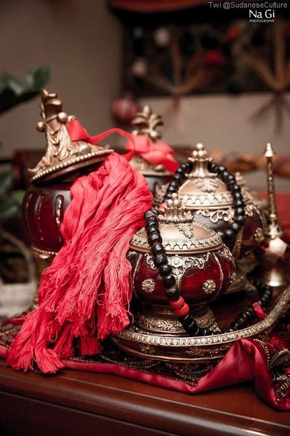 SudaneseCulture's tweet image. Jirtig Ritual: Traditional Wedding in Sudan.
#SudaneseCulture
الجيرتق: من أهم طقوس الزواج التقليدي في السودان.
#ثقافة_سودانية