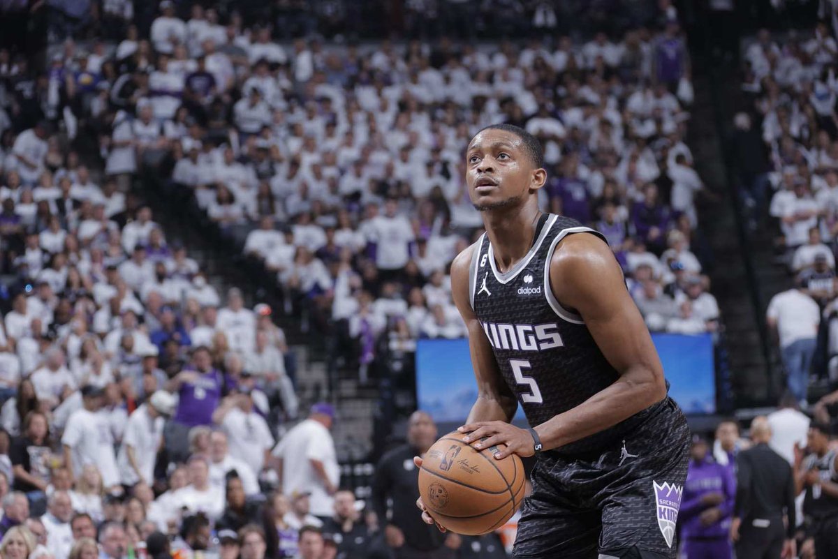 ETrainSports's tweet image. I can’t believe people are STILL calling De’Aaron Fox a “snake.”
He was a Sacramento King for 7 years. Most stars would give up on us after 2.
He ended our playoff drought, he gave us so much, but our FO gave him nothing in return.
It’s easy to understand why he’d leave.