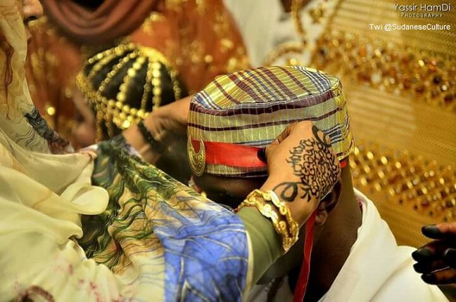 SudaneseCulture's tweet image. Jirtig Ritual: Traditional Wedding in Sudan.
#SudaneseCulture
الجيرتق: من أهم طقوس الزواج التقليدي في السودان.
#ثقافة_سودانية