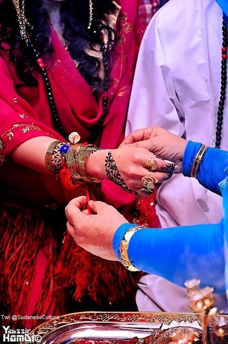 SudaneseCulture's tweet image. Jirtig Ritual: Traditional Wedding in Sudan.
#SudaneseCulture
الجيرتق: من أهم طقوس الزواج التقليدي في السودان.
#ثقافة_سودانية