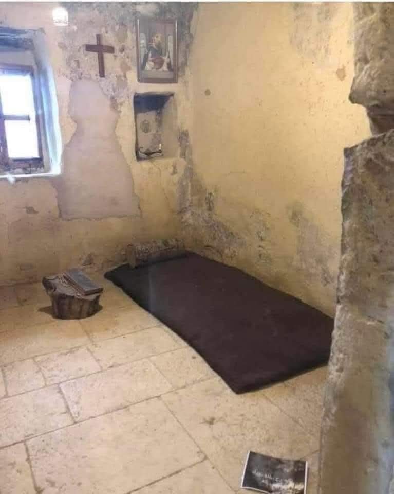 SiateSanti's tweet image. "Ogni uomo è una fiamma, creata da nostro Signore, per illuminare il mondo. Ogni uomo è una lampada, che Dio ha fatto per brillare e irradiare luce."
La cella di San Charbel era un ambiente spartano, povertà, preghiera e penitenza.
Lasciava la sua cella da sola per celebrare la…