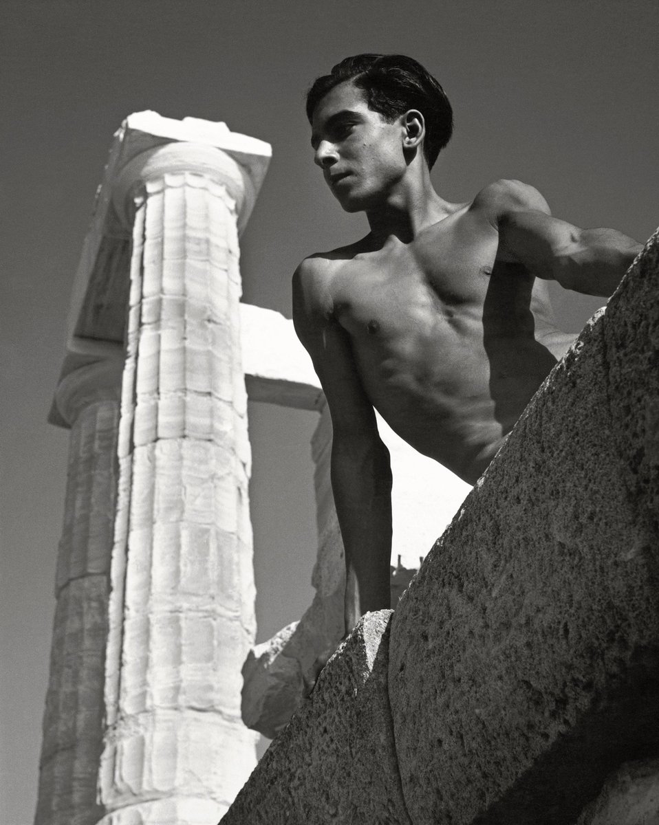 masdearte's tweet image. 📸 Herbert List.
Beneath the Poseidon Temple, Sounion, hacia 1937.