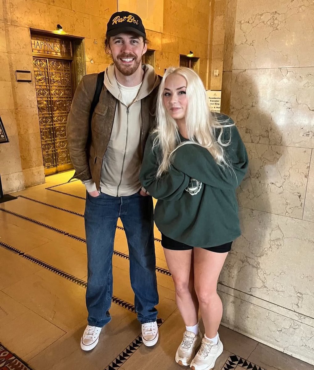 updatehozierbr's tweet image. Vai sem filtro mesmo! Hozier com uma fã em Columbus, Ohio 🤎

(📸:korithecurious)
