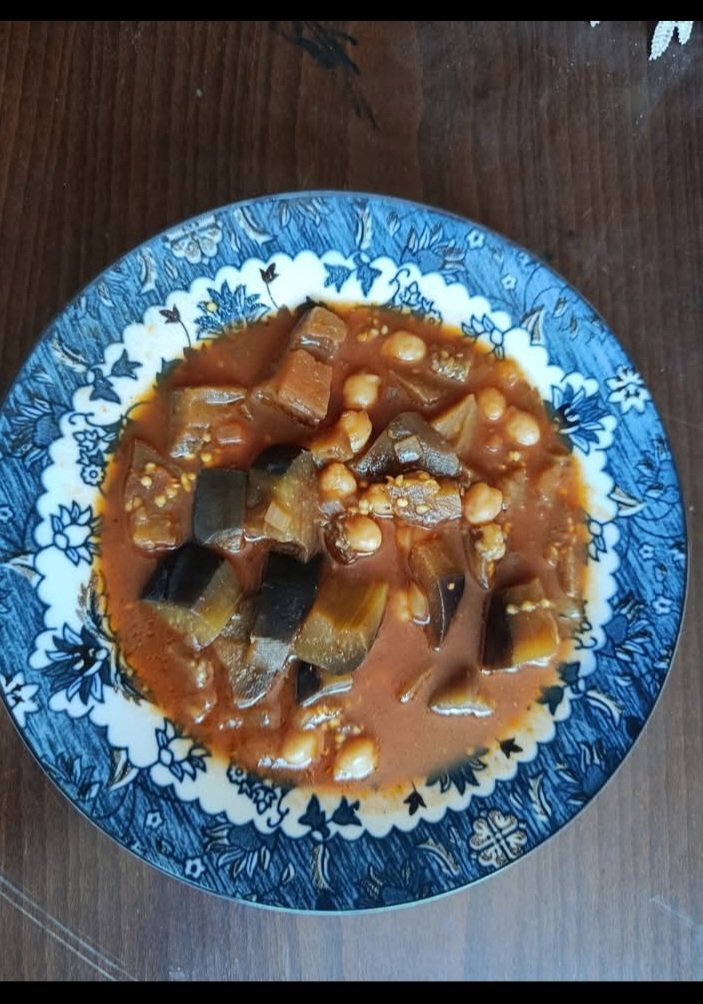 mohamad1526751's tweet image. This is the food my mother and I have eaten since yesterday.
Nothing else. No breakfast, no lunch, no dinner.
The house is silent, our stomachs are empty, and the pain never leaves us.
Every day, we wait for mercy from God and kindness from good hearts.
🙏💔