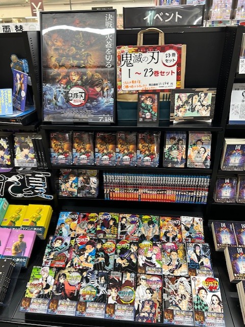 ms_kakogawa's tweet image. こんにちわっ('ω')ノ
いよいよ夏休み突入ですね!
映画が大ヒット中の鬼滅の刃ですが未来屋書店ではコミックの全巻セットを用意しています!
映画原作小説も入荷しています!
今週末もご来店お待ちしております\(^o^)/