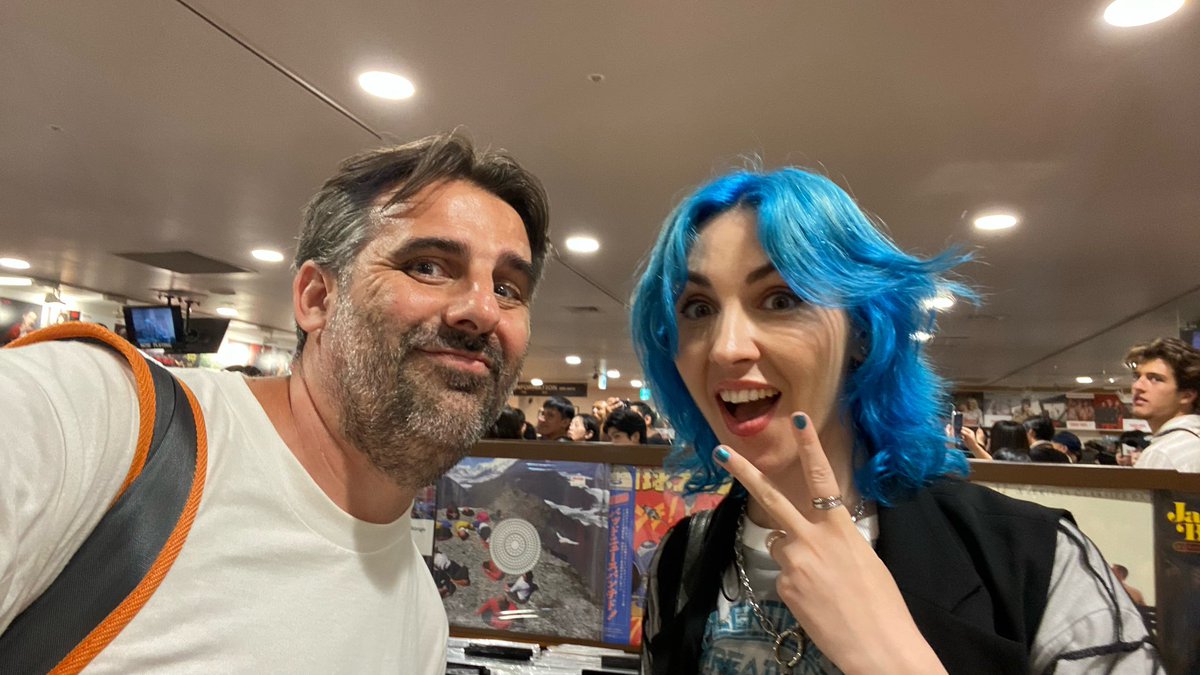 Viva Er Manga (@vivaermanga) on Twitter photo Encuentros inesperados en Tokio: hoy <a href="/MandyBBlueOn/">🎤lıllı MANDY B. BLUE ıllıl🎤 🎧✨マンディ・ビーブルー</a>
Esta tarde he podido conocer en persona a la gran Mandy en la Tower Records de Shibuya. Si ya me parecía una crack y muy simpática en sus vídeos, en persona lo es mucho más.
Encuentro breve pero enriquecedor y muy agradable 😉 Encuentros inesperados en Tokio: hoy <a href="/MandyBBlueOn/">🎤lıllı MANDY B. BLUE ıllıl🎤 🎧✨マンディ・ビーブルー</a>
Esta tarde he podido conocer en persona a la gran Mandy en la Tower Records de Shibuya. Si ya me parecía una crack y muy simpática en sus vídeos, en persona lo es mucho más.
Encuentro breve pero enriquecedor y muy agradable 😉