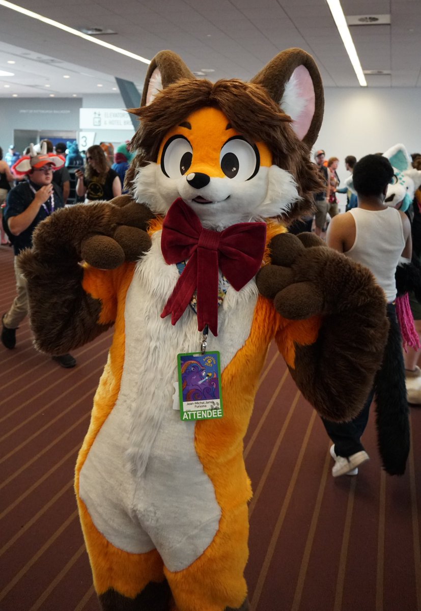 FairfoxLibrary's tweet image. A big pretty bow makes anything better!