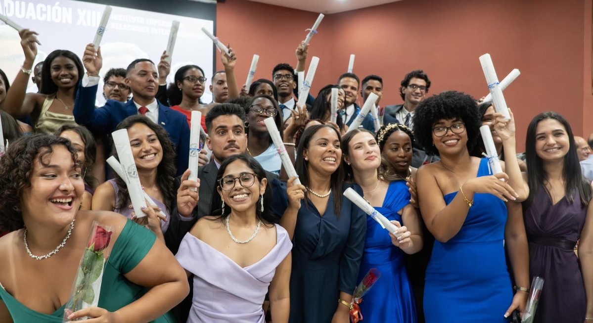 MarcosRguezC's tweet image. 💐👏| Felicitamos a la XIII promoción de @ISRICuba, la más extensa hasta la fecha.

Deseamos éxitos a los graduados,  seguros de su aporte y compromiso con la #DiplomaciaRevolucionaria 🇨🇺