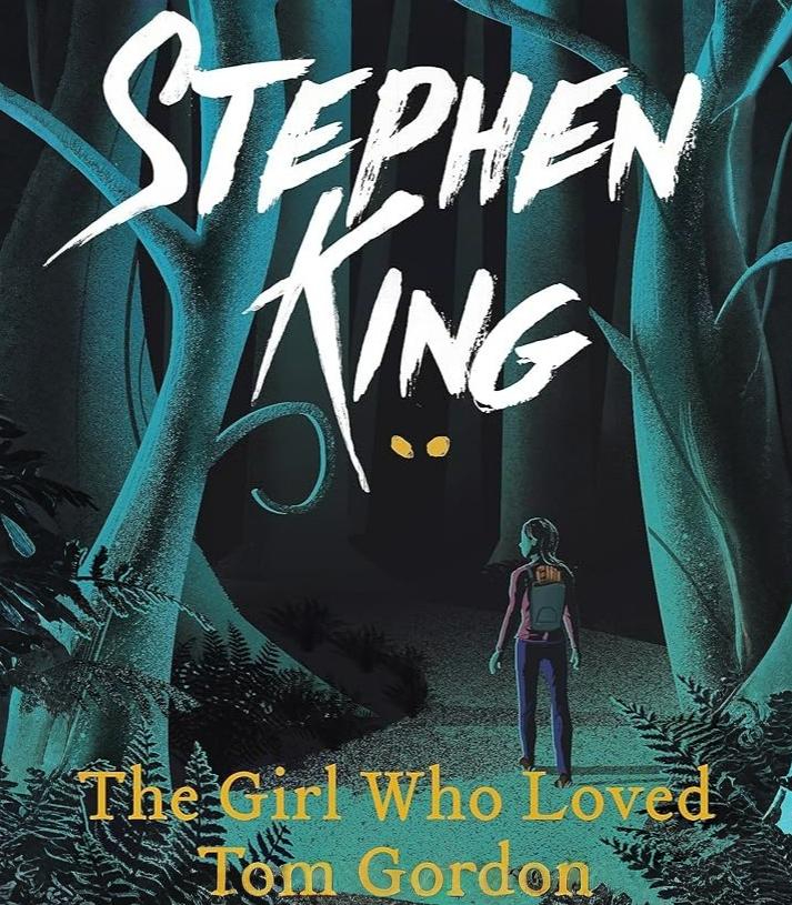 vhscut's tweet image. JT Mollner (Strange Darling) vai dirigir e roteirizar ‘A Garota Que Adorava Tom Gordon’, adaptação do livro de Stephen King.
Uma menina se perde nos Apalaches e, sozinha na floresta, encontra consolo ouvindo no Walkman as transmissões dos jogos do arremessador Tom Gordon.