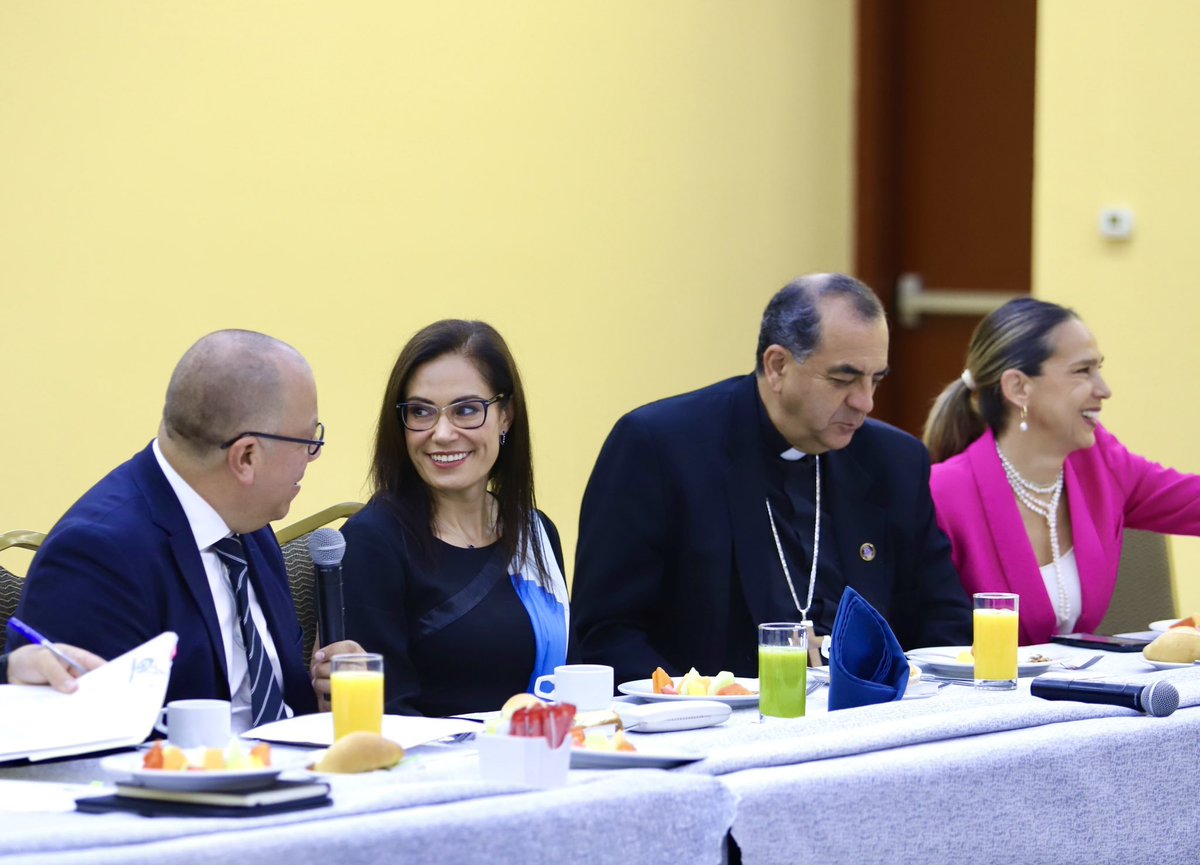 ¡𝗝𝘂𝗻𝘁𝗼𝘀 𝘃𝗮𝗺𝗼𝘀 𝗮𝘃𝗮𝗻𝘇𝗮𝗻𝗱𝗼 𝗽𝗼𝗿 𝗹𝗮 𝘀𝗲𝗴𝘂𝗿𝗶𝗱𝗮𝗱 𝗱𝗲 𝗟𝗲𝗼́𝗻! 🛡️

Hoy llevamos a cabo la asamblea de la Mesa Ciudadana de Seguridad y Justicia de León. En este encuentro, en el que participamos autoridades, ciudadanía, sector empresarial y organismos,