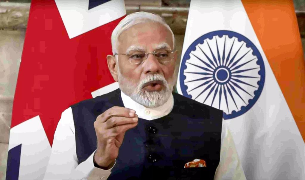 ✍️ इंग्लैंड में #प्रधानमंत्री #नरेंद्रमोदी की इंग्लैंड के प्रधानमंत्री से वार्ता के बाद दो टूक बयान 🔥 

1. आतंकवाद के खिलाफ लड़ाई में दोहरे मापदंडों के लिए कोई जगह नहीं है।

2. हम इस बात पर भी सहमत हैं कि जो ताकतें उग्रवादी विचारधाराओं का समर्थन करती हैं, उन्हें लोकतांत्रिक