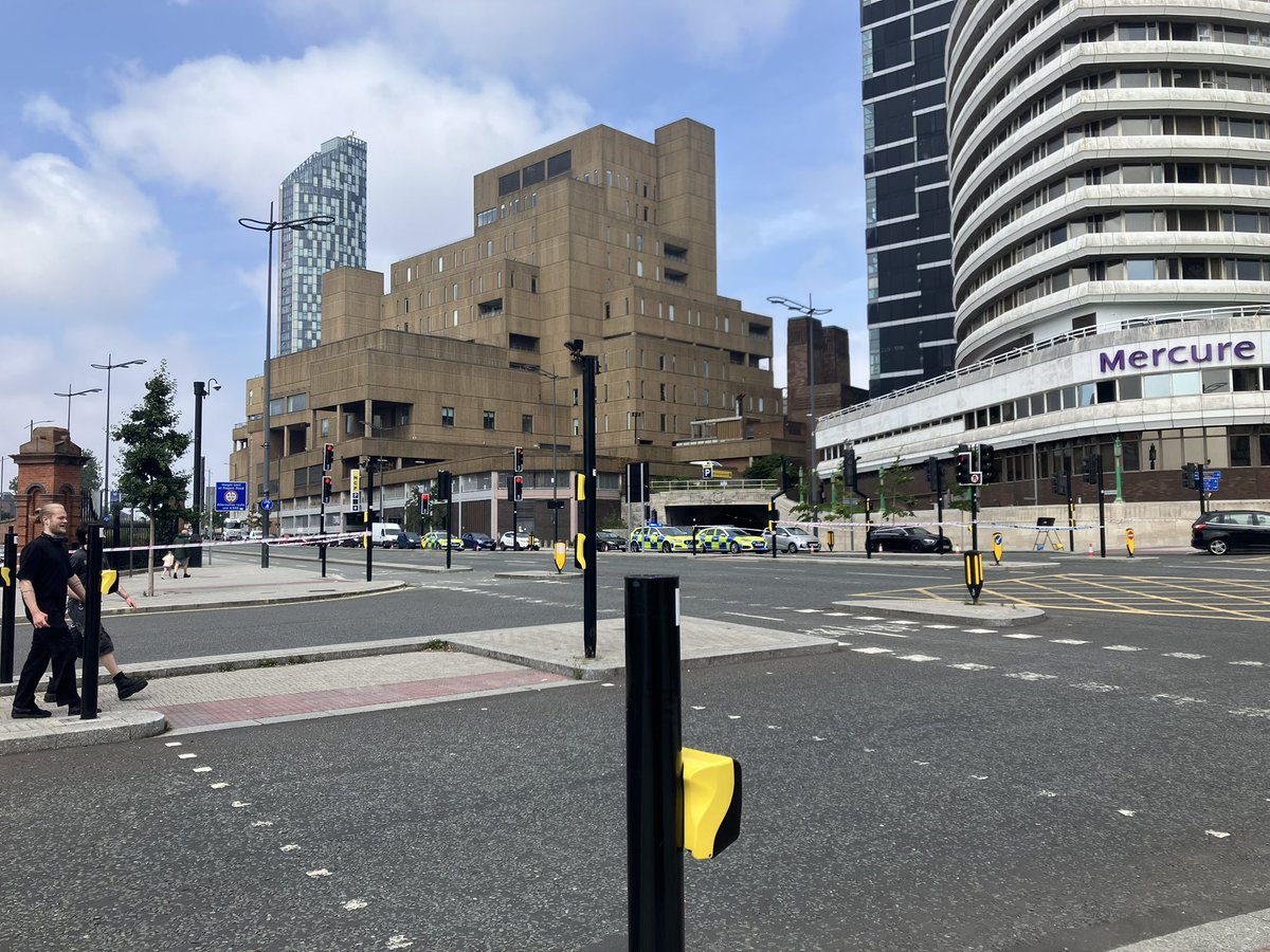 jamiemgreer's tweet image. An ambulance and the fire engine have now left the scene. 5 police cars and numerous officers remain along with an ambulance car
