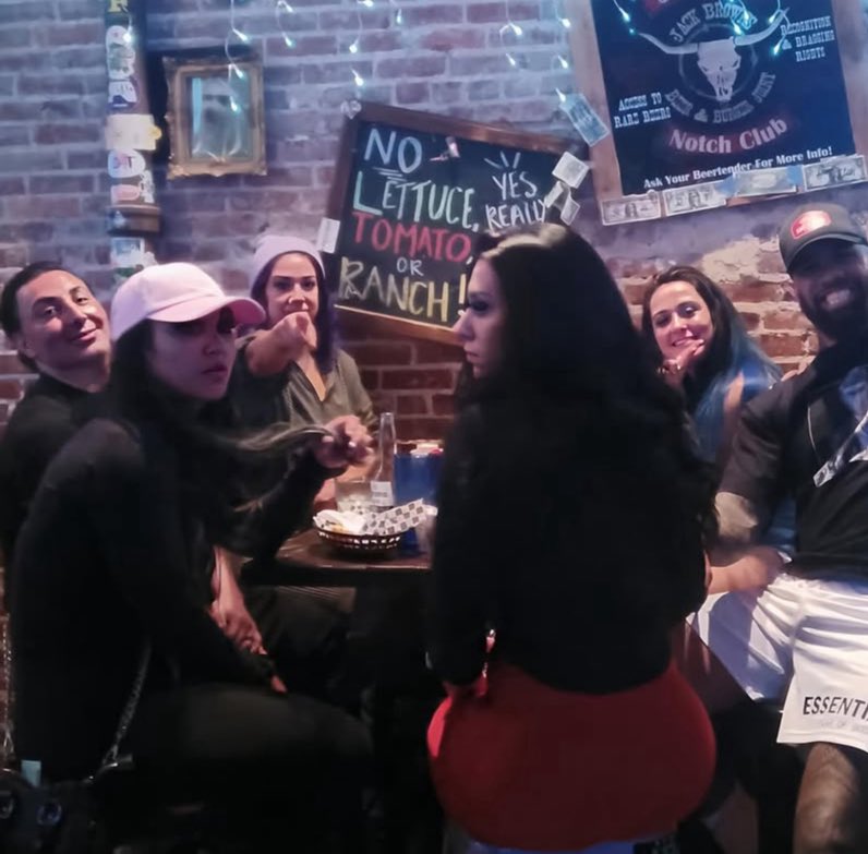 New photo of Bayley with Roxanne, Stephanie Vaquer, Jey uso, Ref Danilo and Lyra.💜💜