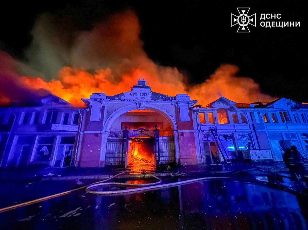 andrew_danieri's tweet image. Russians attacked Odesa’s Pryvoz Market, the city’s commercial center and an important historical landmark.
This is where small, family-run businesses earn a living selling goods to the local community. Russia seeks to destroy normal, civilian life in Ukraine.