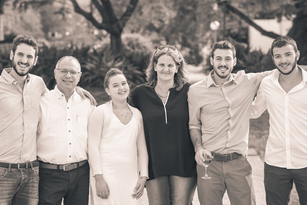 מכתב יומהולדת לאלון אח שלי הגיבור💔

אלונסו, אח שלי, הלוואי שהייתי יכול לחבק אותך היום ולומר לך מזל טוב..

כותב לך כי אין אותך,
כותב לך כי אין אותנו,
ומילים שרציתי לומר ולא הספקתי כבר לא תשמע לעולם,
ומילים שאכתוב כאן לא תראה בעיניים שלך, 
אבל אולי בכל זאת, אתה יודע.
ואני כותב לך