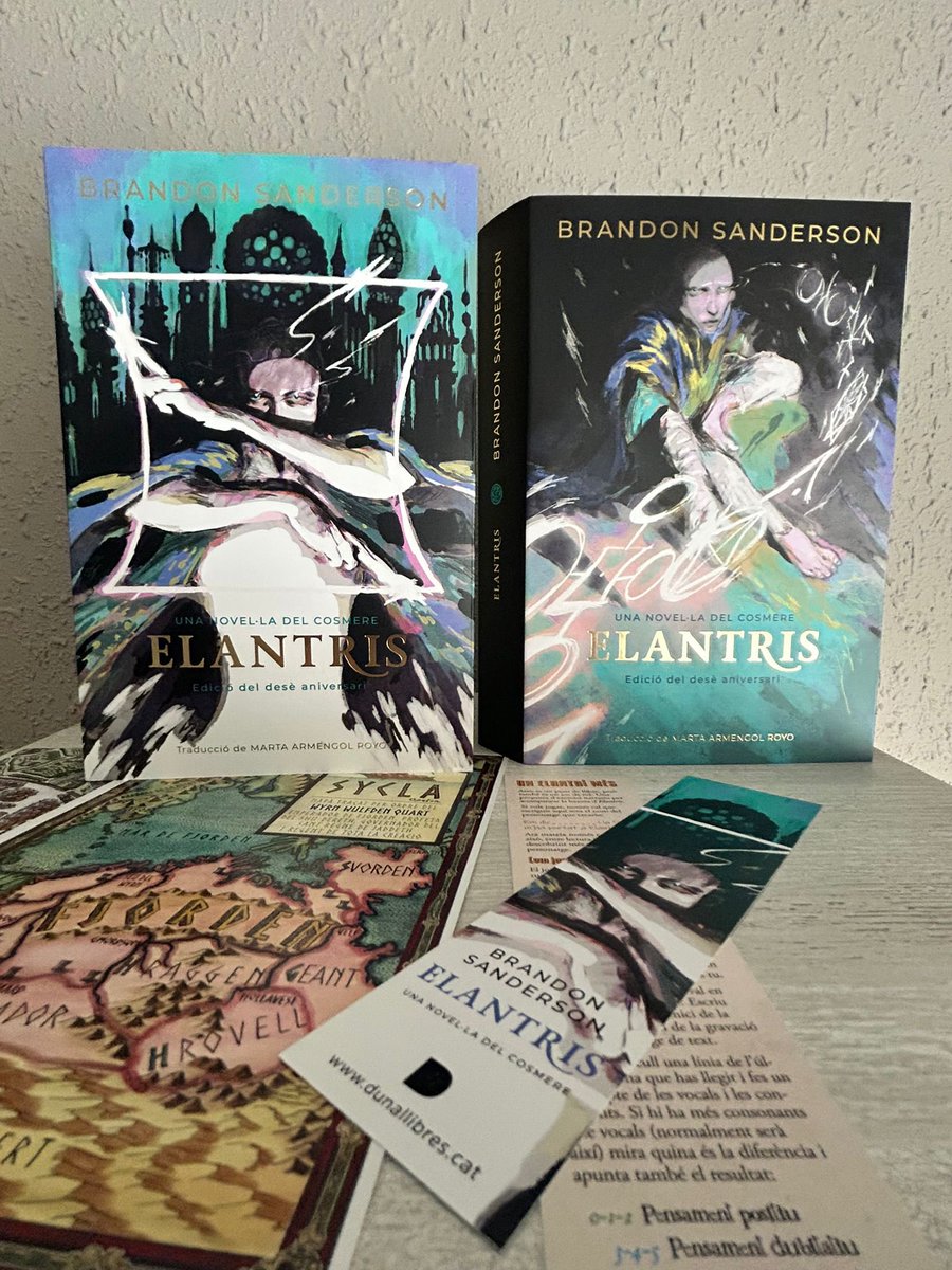 Cosmere16Pod's tweet image. Por aquí ya nos ha llegado la caja de Elantris en catalán y que brutal tanto la edición como los extras. ¿Y esa portada? Ufff