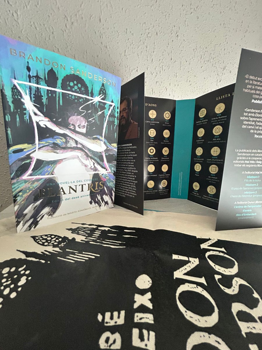 Cosmere16Pod's tweet image. Por aquí ya nos ha llegado la caja de Elantris en catalán y que brutal tanto la edición como los extras. ¿Y esa portada? Ufff