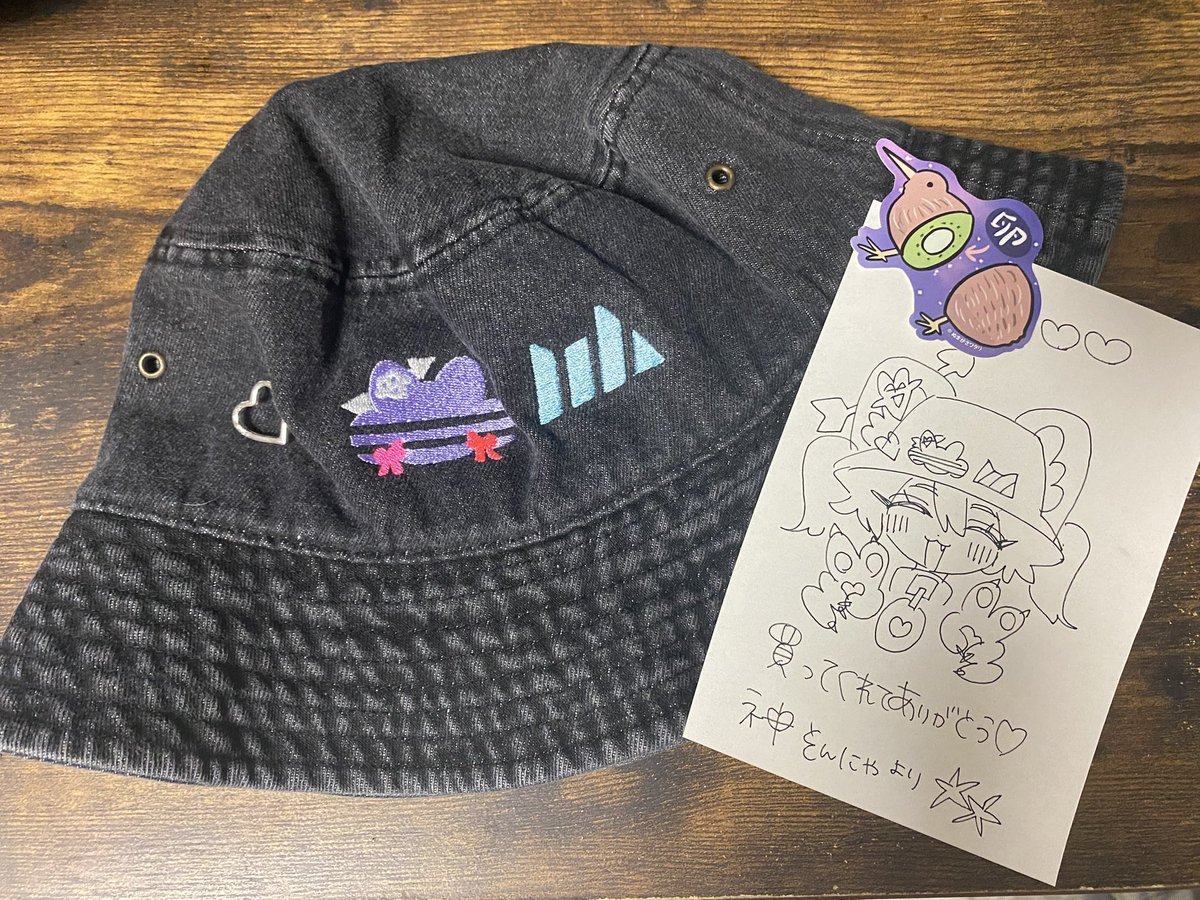 Rize_0715's tweet image. そんにゃさんのニャディダスバケハ届いた〜
メッセージもあるの素敵！
開けるの忍びない梱包と名前呼ばれの恥ずかしさもまた良きかな
@sogna_jin