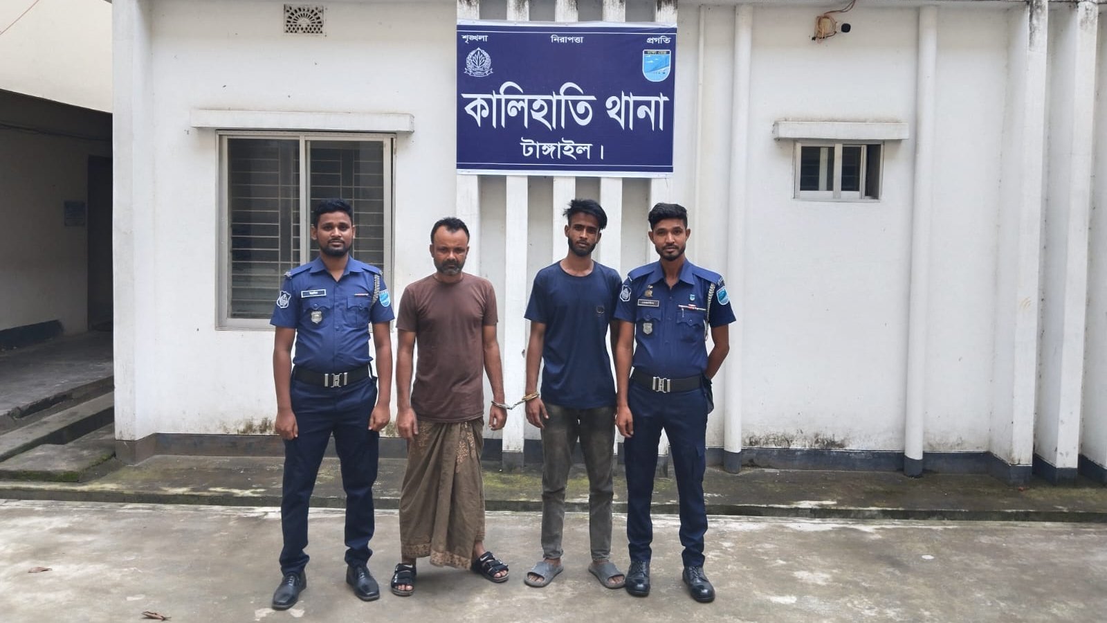 কালিহাতীর বল্লা বাজারে কাঁচামাল ব্যবসার আড়ালে মাদক ব্যবসা: পুলিশের অভিযানে ২ আটক