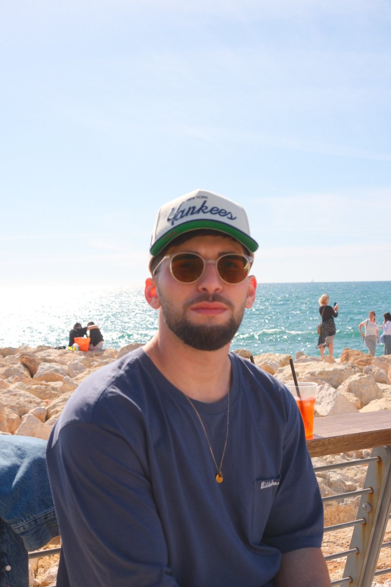 Danielgbright's tweet image. I’m sitting here with my third empty coffee cup of the day, wondering if I’m the luckiest person alive… or the world’s biggest idiot.

Yesterday I landed a dream client, first draft due next week, I felt invincible. Today? I’ve stared at my inbox for two hours and not a single…