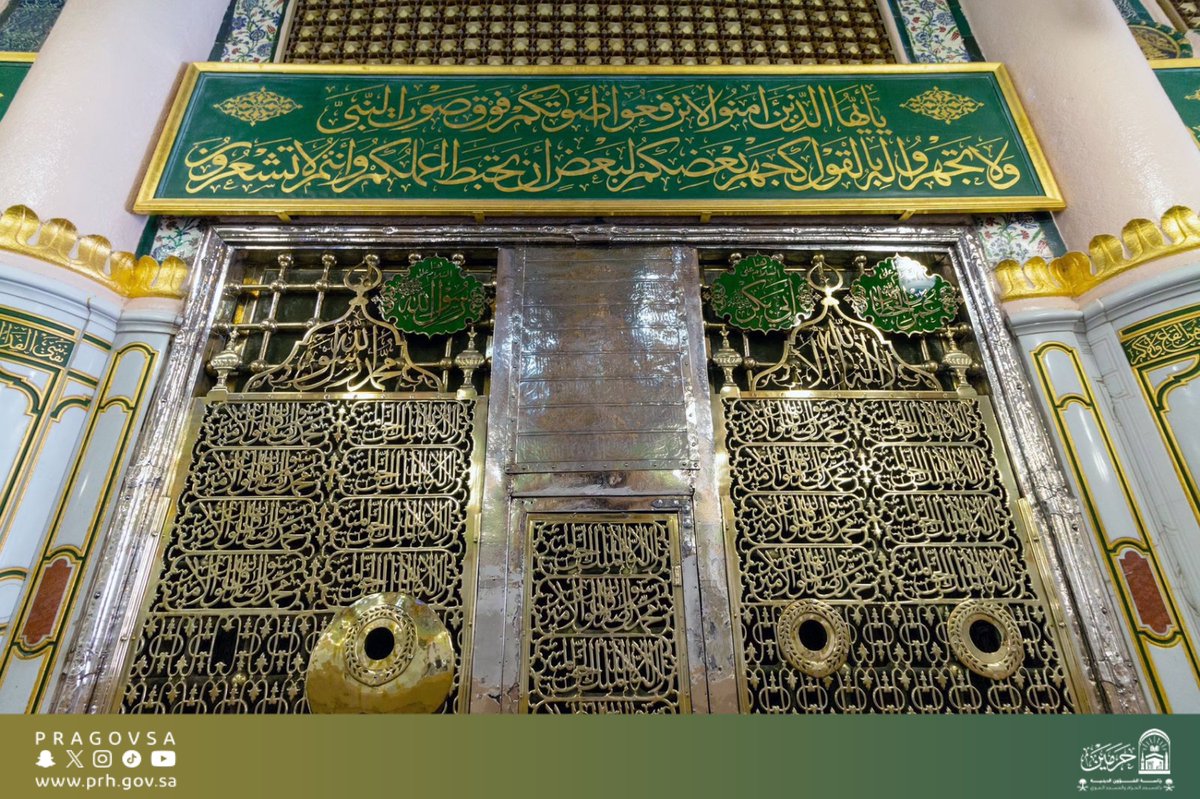 بين المنبر والمحراب، حيث تهفو الأرواح وتخشع القلوب…
هناك روضة من رياض الجنة، خصّها النبي ﷺ بالفضل، وأكرم الله زوّارها بعظيم الأجر

#المسجد_النبوي
#رئاسة_الشؤون_الدينية_بالمسجد_الحرام_والمسجد_النبوي