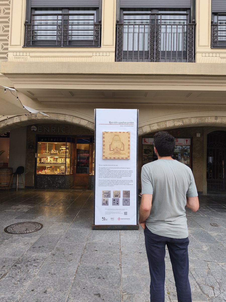 aj_vic's tweet image. Vic lluirà, fins al 17 d'agost, l'exposició "Ruta dels esgrafiats perduts" de la mà de Sumem Patrimoni i @EartVic 🧑🎨Es tracta d'una ruta formada per 10 tòtems explicatius que s'ubiquen a diferents places i carrers de la ciutat i que pretén posar en valor els revestiments…
