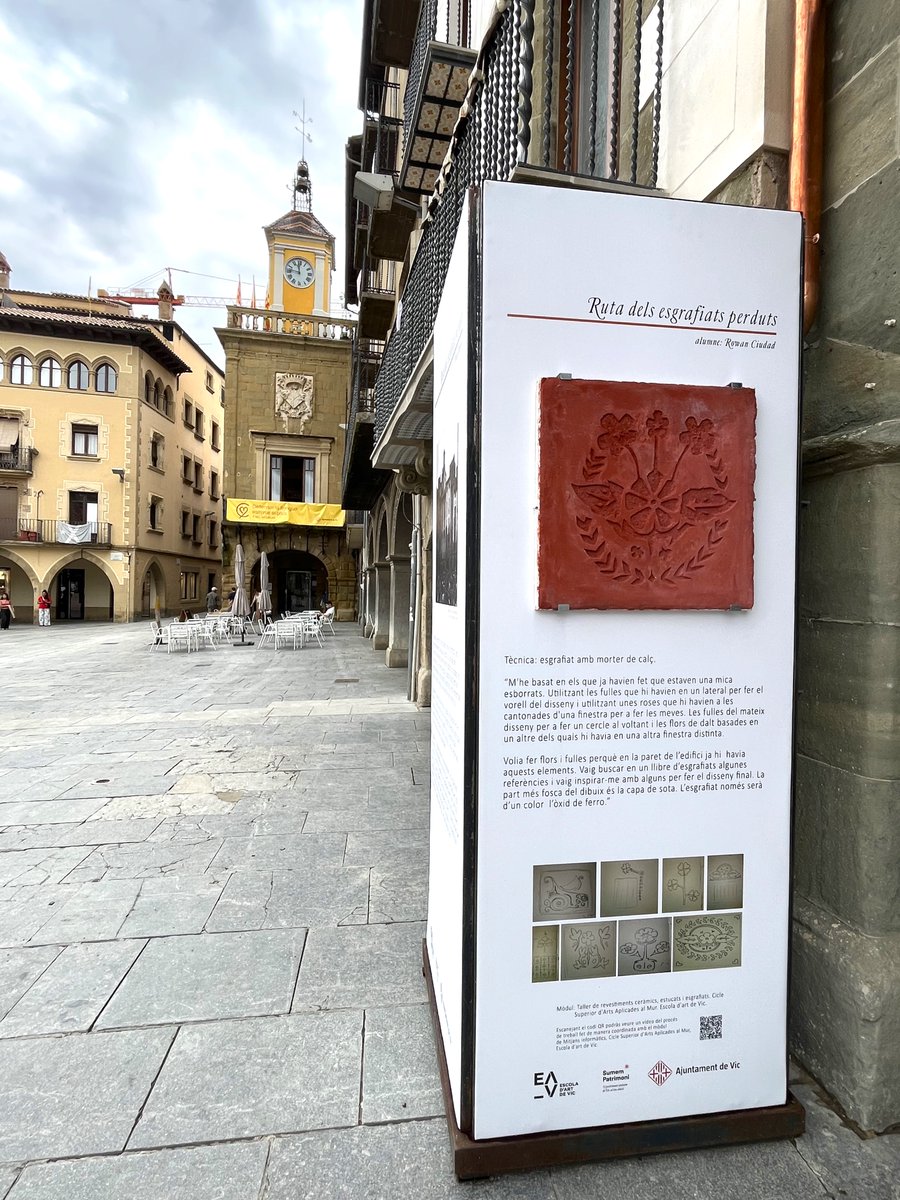 aj_vic's tweet image. Vic lluirà, fins al 17 d'agost, l'exposició "Ruta dels esgrafiats perduts" de la mà de Sumem Patrimoni i @EartVic 🧑🎨Es tracta d'una ruta formada per 10 tòtems explicatius que s'ubiquen a diferents places i carrers de la ciutat i que pretén posar en valor els revestiments…