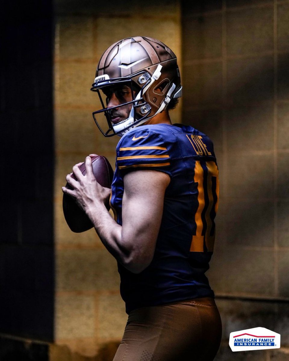 Demo_Mamba2K's tweet image. I like the uniforms. Reminds me of the Notre Dame Uniforms actually lol. #Packers #GoPackGo