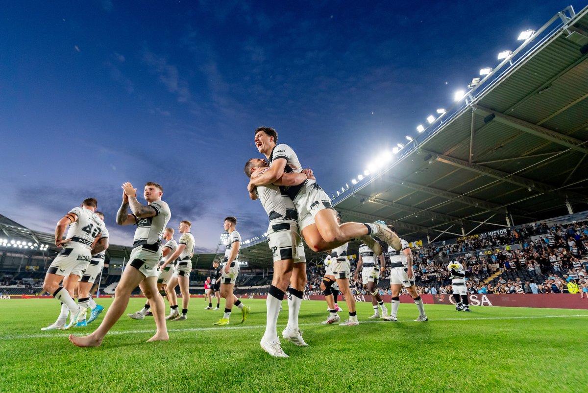 hullfcofficial's tweet image. Last time out at home 🏠🖤
Secure your seats for Saturday's R20 clash against the Giants at the MKM Stadium now 🙌
🎫 eticketing.co.uk/hullfc
⚫️⚪️ #COYH | @ecostrad