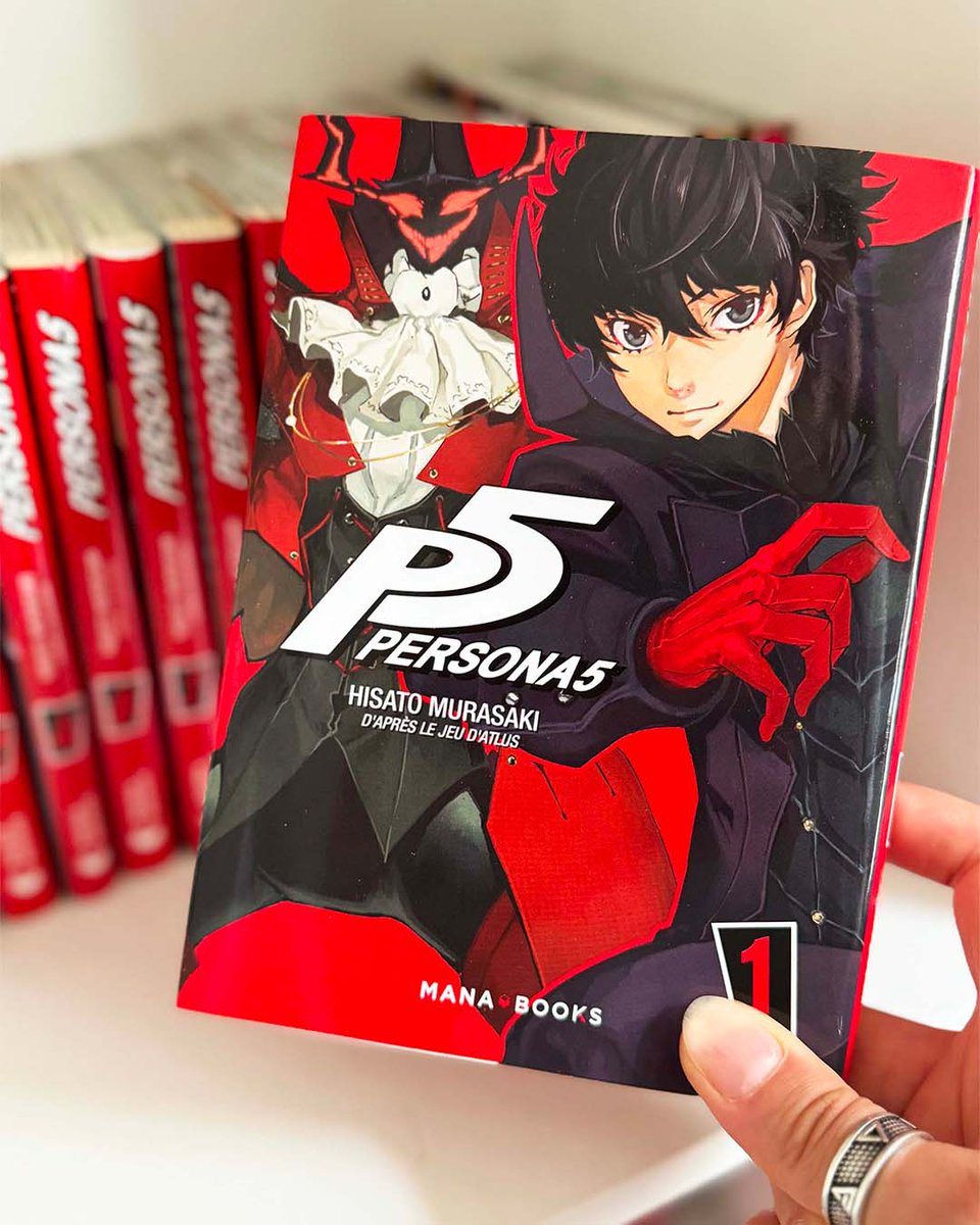 Mana_Books_'s tweet image. Fans de "Persona" ? 😏
En plus de "L'artbook officiel Persona 5" et du "Livre de cuisine officiel Persona", le manga "Persona 5" fait aussi partie du catalogue !
Suite à un incident, Akira se retrouve obligé de poursuivre sa scolarité à Tokyo. Alors qu'un homme mystérieux…
