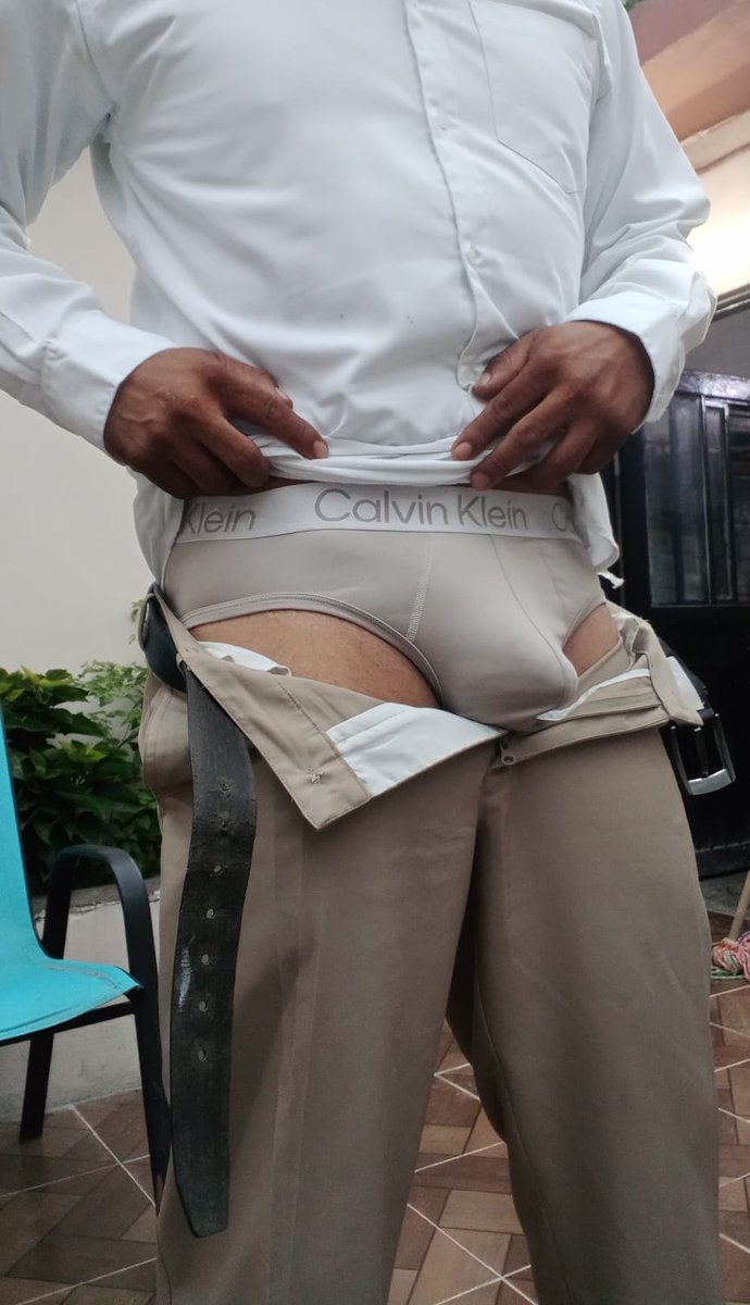 Te imaginas q saliendo del jale nos viéramos, me quitara la trusa frente a ti, te la diera y la olieras mientras te observo sentado y desnudo como lo haces 😈😏!!!
Buen jueves!!! Mi calzón de hoy trabajando 😏!!