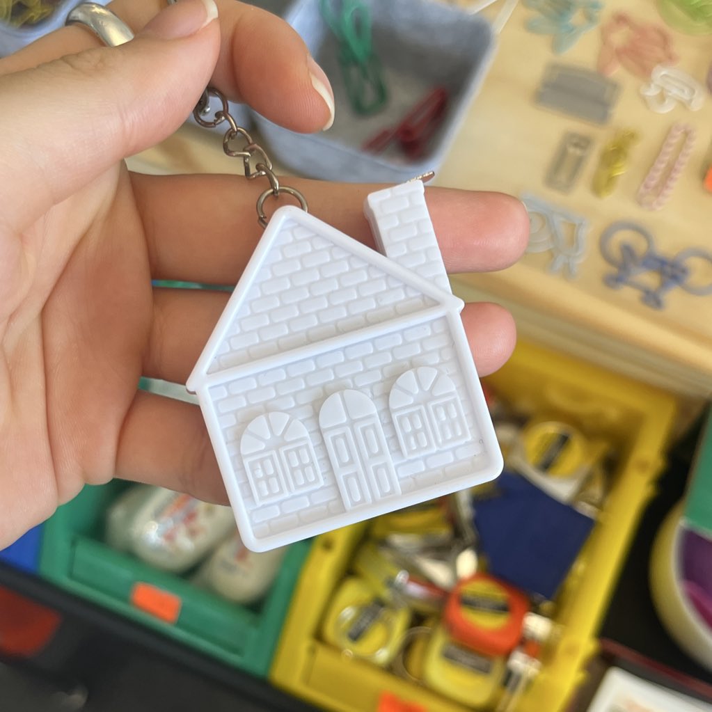 seo_moong12's tweet image. 귀여운 집 모양 줄자 키링을 사서 기분이 좋다..🏠 가방에 달고 다니면서 책이랑 포스터 크기 재고 다녀야지!