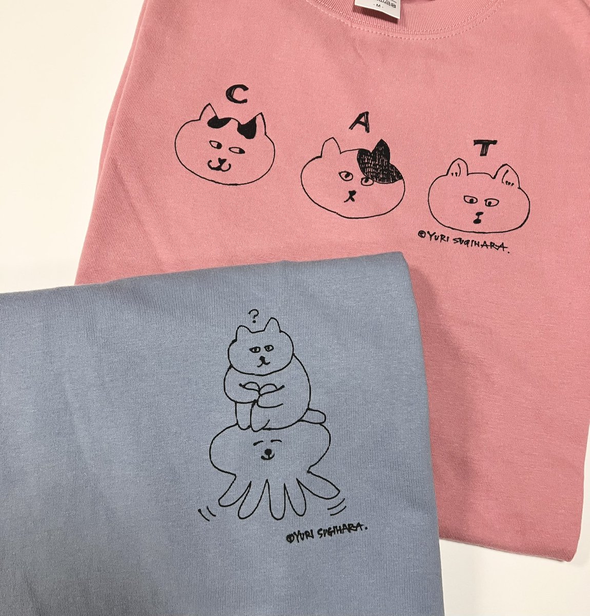 yuriisneko's tweet image. 手描きうちわ （表裏絵付け）
いろいろ描きました！うちわご購入の際はワンポイントねこイラストを描いたビニール手提げが付きます♡
他、新作手描きTシャツもおたのしみいただけますように🫛🍄🎶
#ねこねこ展22  展示会期は8/10日まで。名古屋方面の皆様ぜひお越しを☺️
※月火水定休
@qedstorecafe