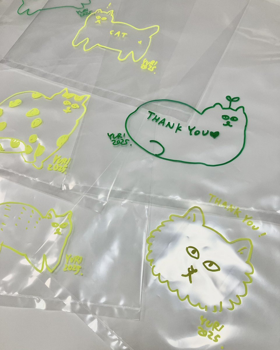 yuriisneko's tweet image. 手描きうちわ （表裏絵付け）
いろいろ描きました！うちわご購入の際はワンポイントねこイラストを描いたビニール手提げが付きます♡
他、新作手描きTシャツもおたのしみいただけますように🫛🍄🎶
#ねこねこ展22  展示会期は8/10日まで。名古屋方面の皆様ぜひお越しを☺️
※月火水定休
@qedstorecafe