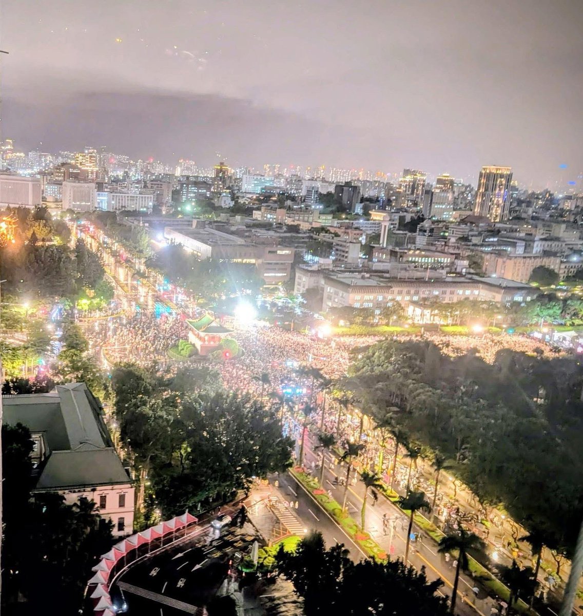 平日星期四晚上 下大雨 出現這個象徵希望的十字

我哭了