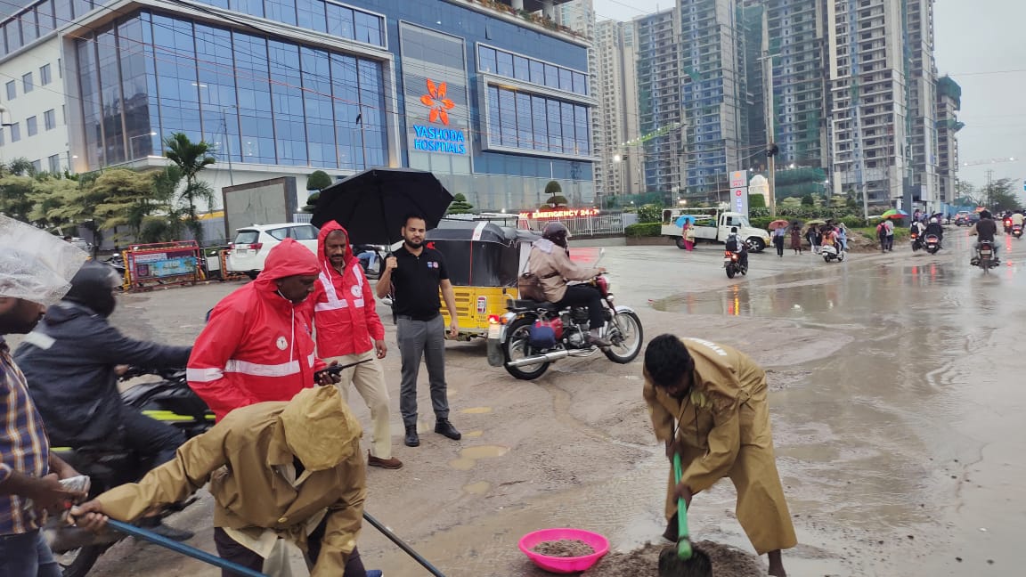 Addl DCP Madhapur Hanumanth Rao, SCSC CEO Naved, and officials from other departments visited Yashoda Hospital, Madhapur. They instructed teams to clear the mud on the road caused by rainwater stagnation.