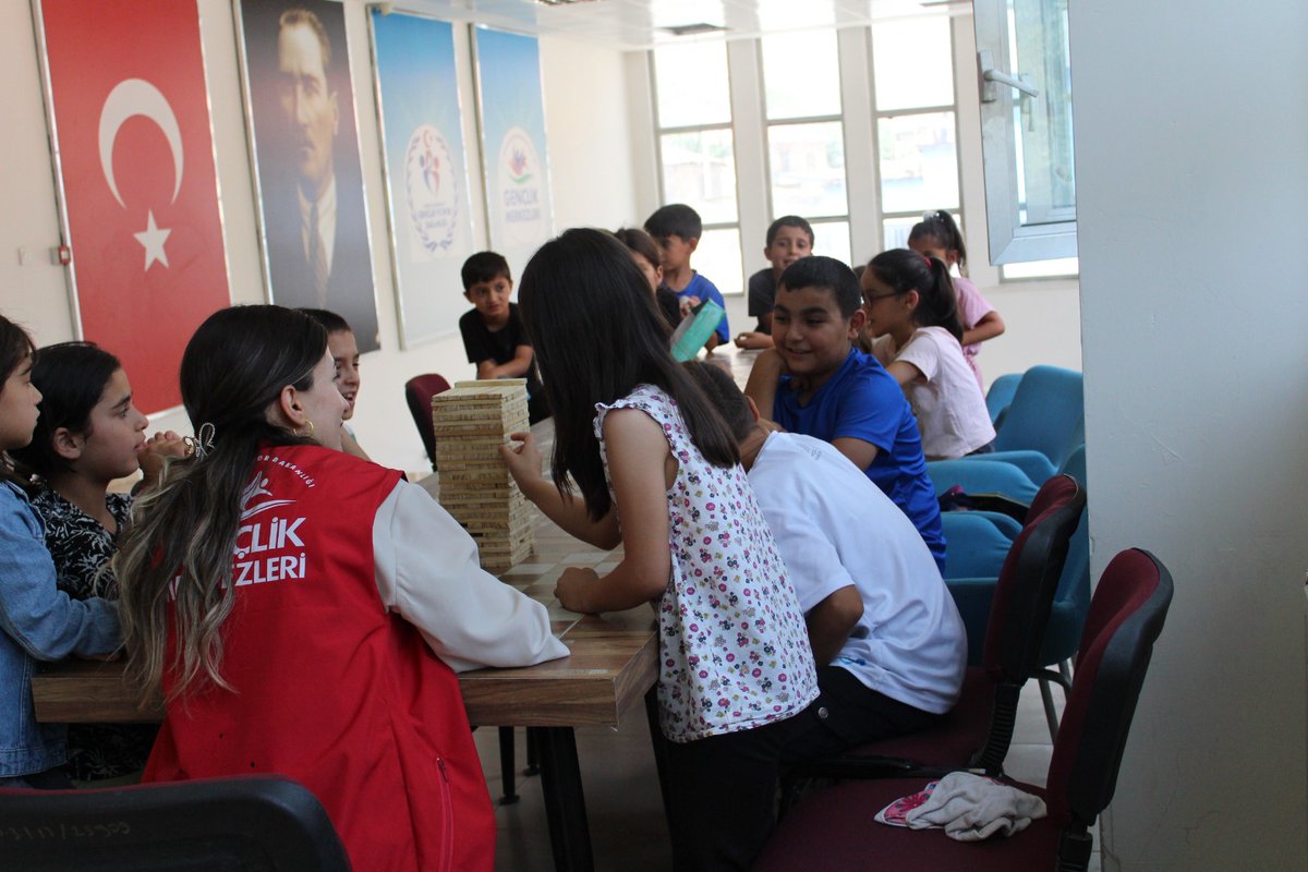 Gençlik Merkezimizde dopdolu bir gün daha geçirdik! 🎉
Öğrencilerimizle birlikte halk oyunları oynadık, ardından hep birlikte çenga oynadık 🎲🎯
Hem eğlendik hem de güzel anılar biriktirdik! 😊✨