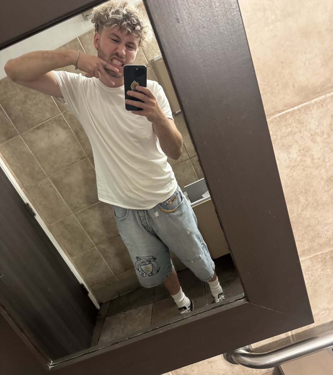 Evan_ss6's tweet image. Threadguy is like Joe Rogan for zoomers
Feel like I could go on there and start talking about the time I went inside Area 51 and he’d just be like “wth bro that’s so cool” and everyone watching with their little broccoli haircuts would be like “nah that’s cap on god”