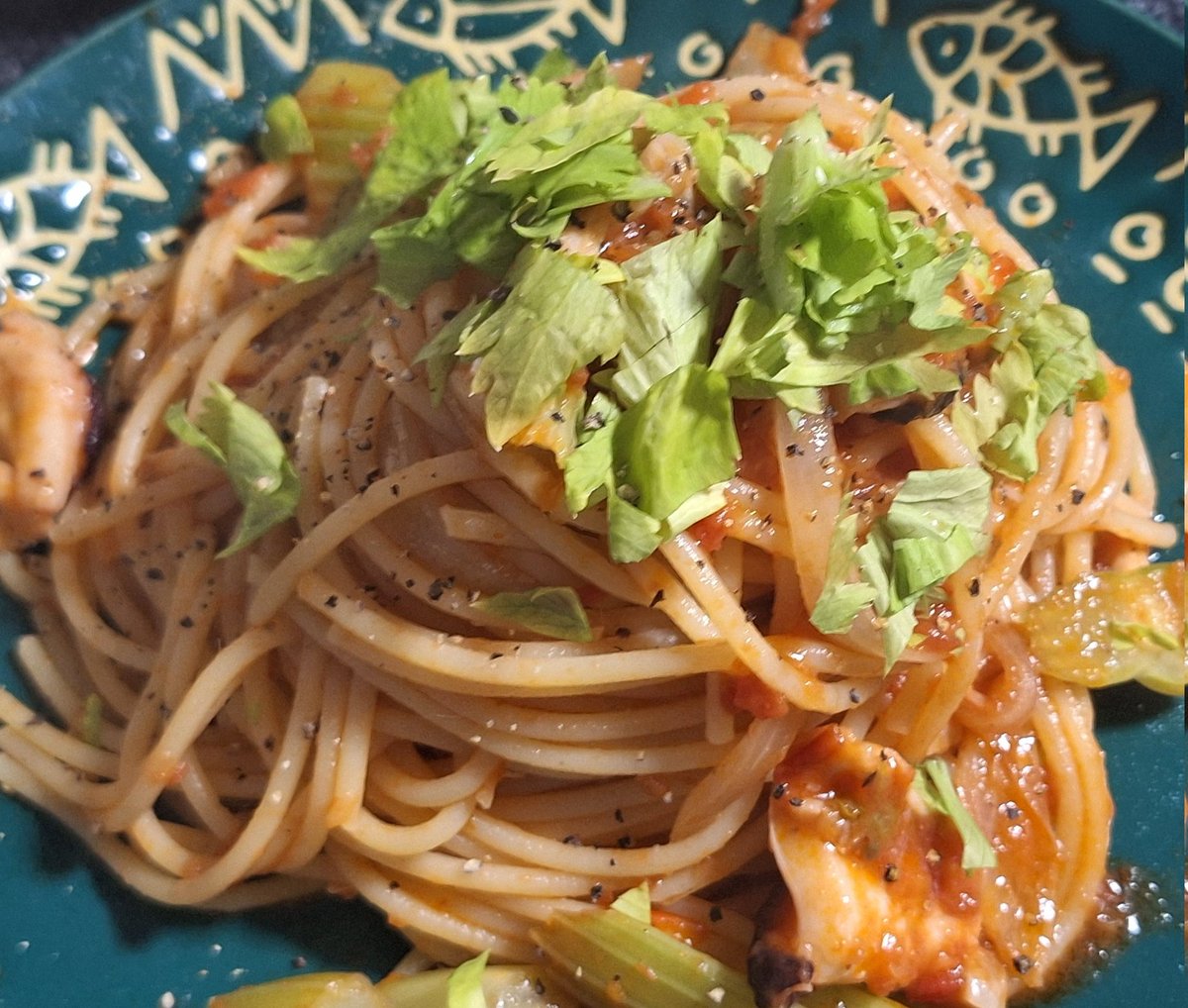 APoco0911's tweet image. チャチャッと賄い
久しぶりにパスタ作りました🤣
タコとセロリのアラビアータ🐙
この組み合わせは凄く良いんです👍
タコの旨味とセロリのサッパリさ。
辛いのも癖になる🥰
セロリは食感を生かすために厚めに切ってますが、薄くスライスすると苦手な方も食べやすくなると思います😊
