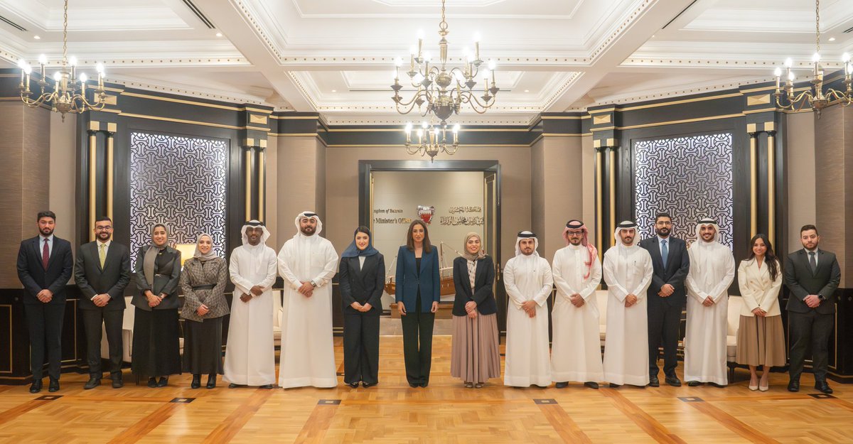 BahrainPMO's tweet image. جلسة نقاشية لسعادة السيدة نور بنت علي الخليف وزيرة التنمية المستدامة الرئيس التنفيذي لمجلس التنمية الاقتصادية مع منتسبي #برنامج_رئيس_مجلس_الوزراء لتنمية الكوادر الحكومية #البحرين #فريق_البحرين
