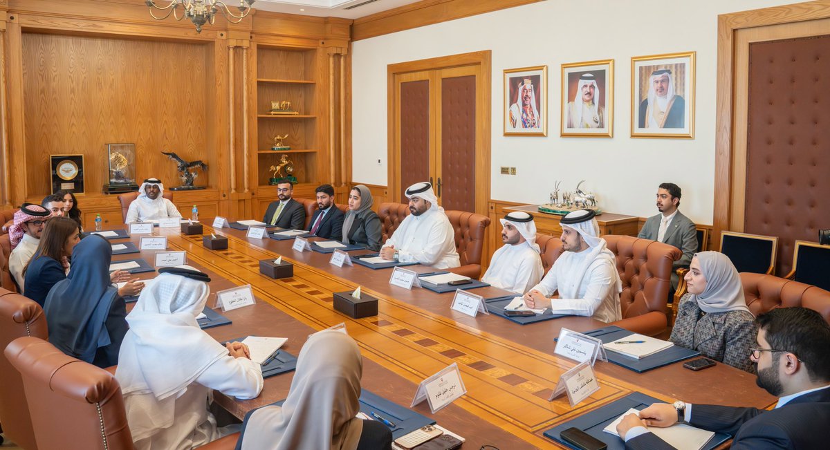 BahrainPMO's tweet image. جلسة نقاشية لسعادة السيدة نور بنت علي الخليف وزيرة التنمية المستدامة الرئيس التنفيذي لمجلس التنمية الاقتصادية مع منتسبي #برنامج_رئيس_مجلس_الوزراء لتنمية الكوادر الحكومية #البحرين #فريق_البحرين
